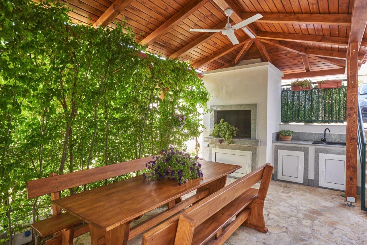Villa Barbara-Kastela With Heated Pool Exterior photo